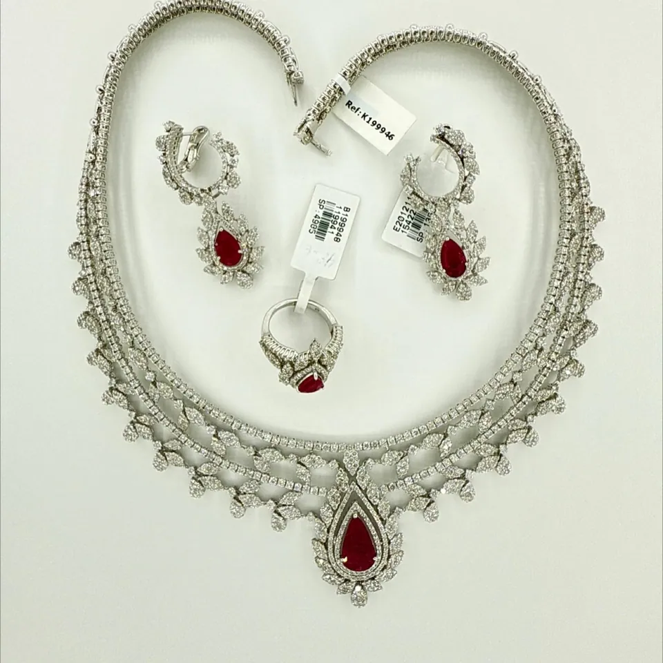 Ruby Romance: المجوهرات